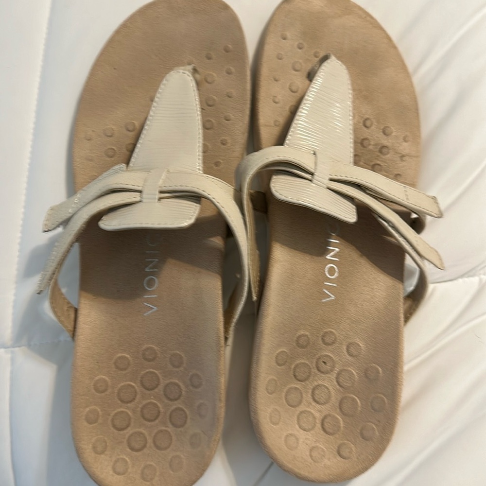 Vionic cream colored Velcro sandals